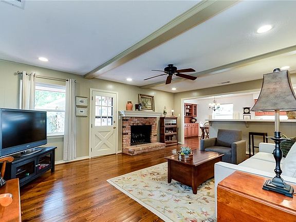 5th image of 1105 Seminole Dr