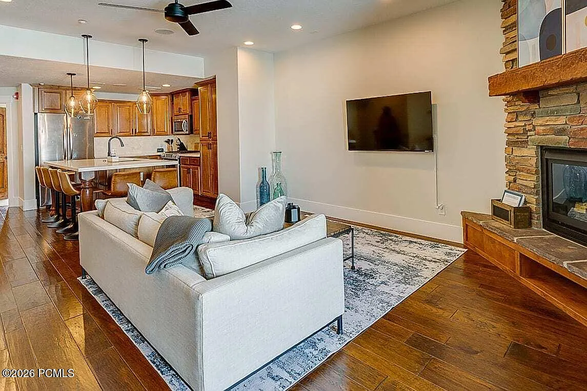 3 bed, 3.0 bath, 1768 sqft, $4,200 — Photo 3