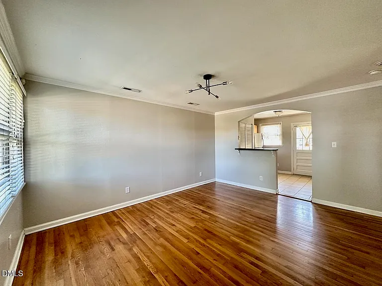 2333 Bernard St — Photo 11