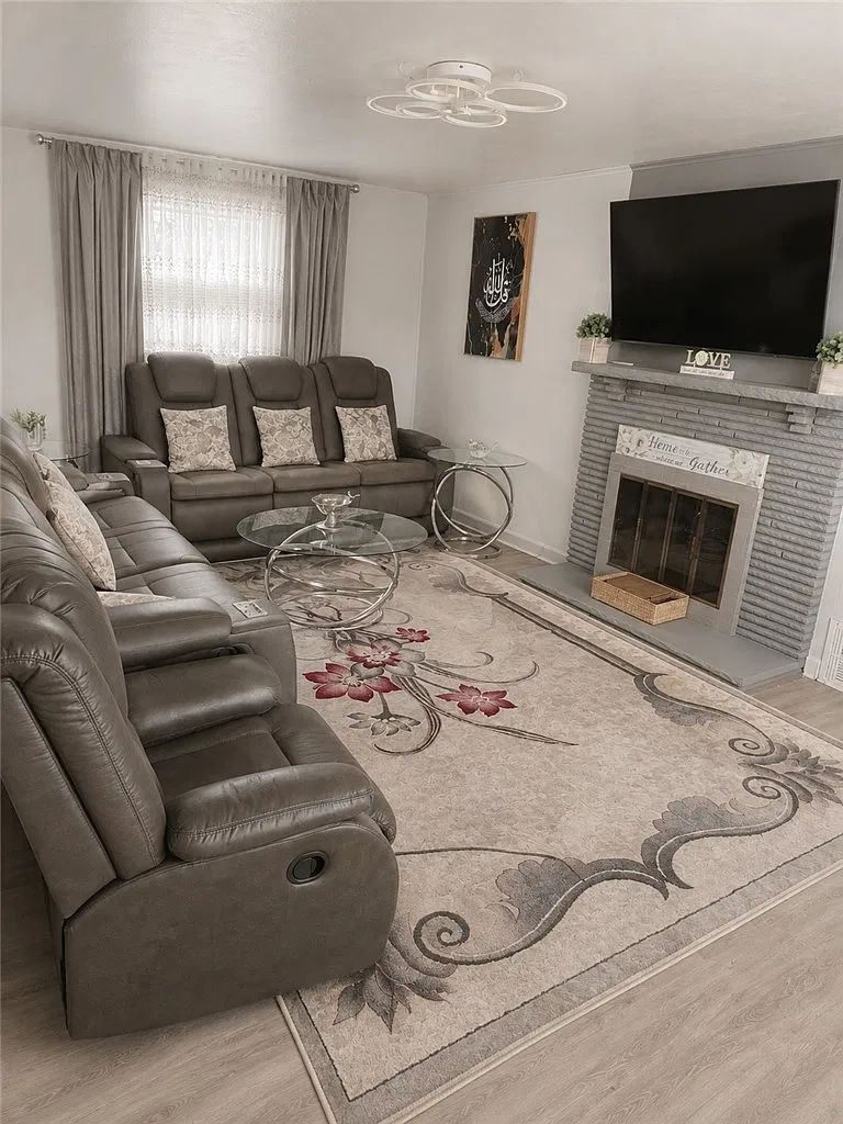 3 bed, 1.5 bath, 1176 sqft, $1,650 — Photo 2