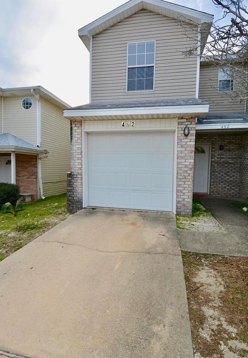 2 bed, 2.5 bath, 1289 sqft, $1,600 — Photo 1