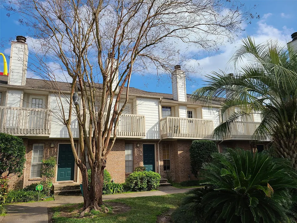 2626 North Blvd #18