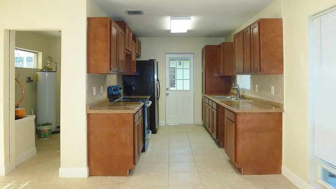 4 bed, 1884 sqft, $2,085 — Photo 4