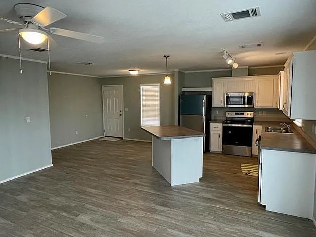 3 bed, 1200 sqft, $2,000 — Photo 3