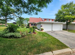 3232 W King Arthurs Ct, Milwaukee, WI 53221