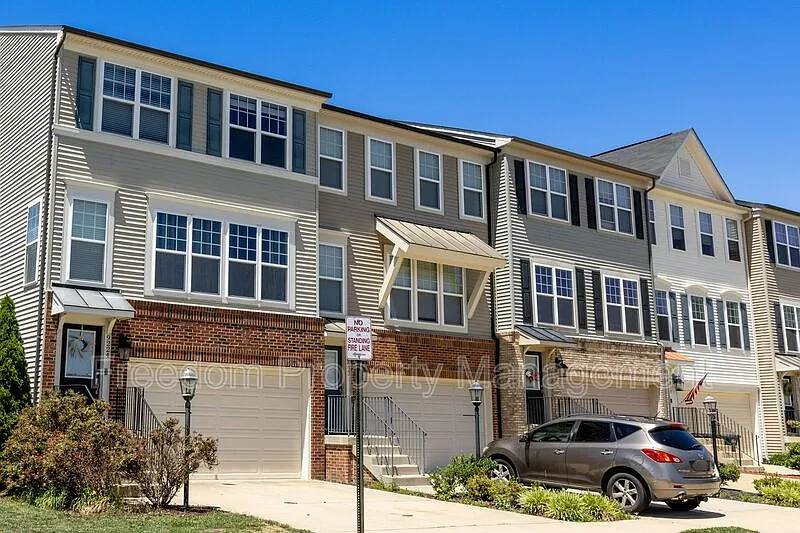 3 bed, 4.0 bath, 2772 sqft, $3,142 — Photo 2
