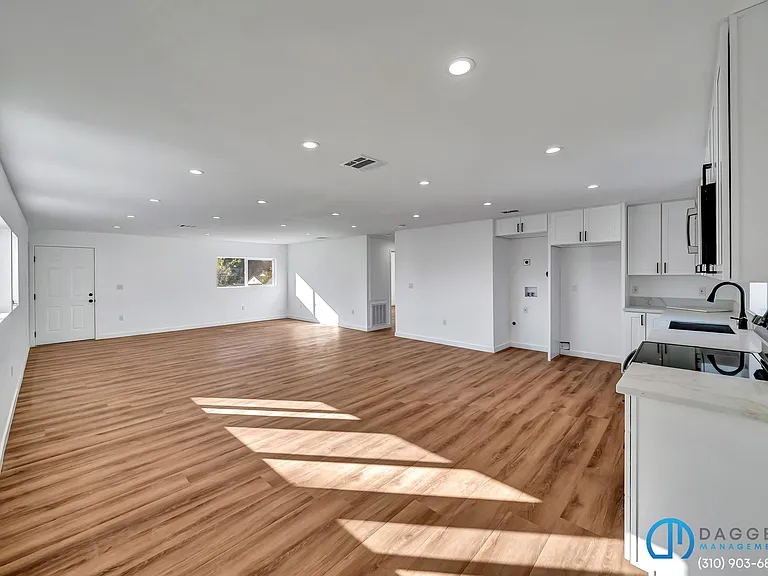 11845 Hamlin St #1/2 — Photo 11
