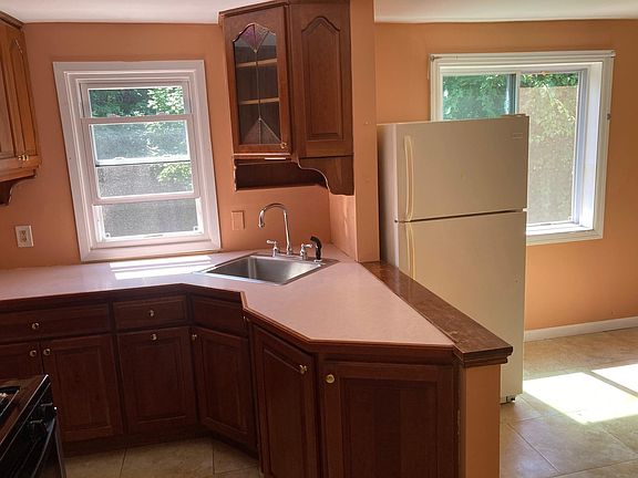4th image of 44 Coolidge Ave