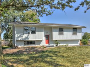 9224 R St, Omaha, NE 68127