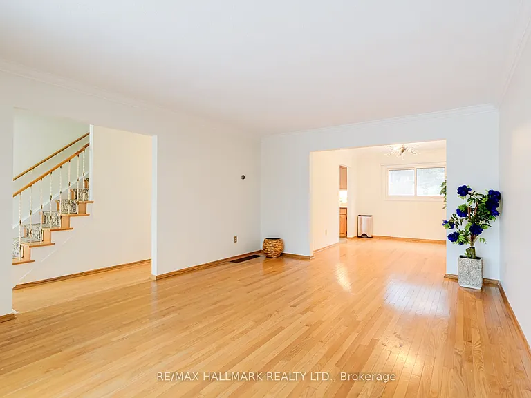 34 Harringay Cres — Photo 8