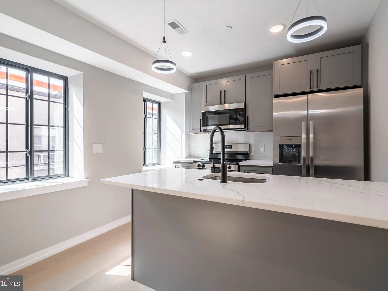 2 bed, 2.0 bath, 805 sqft, $2,365 — Photo 2