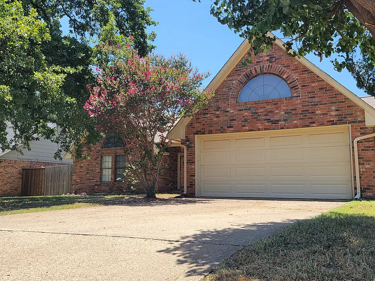 3217 Cliffview Dr — Photo 2