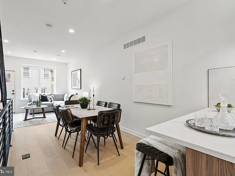 2209 Montrose St — Photo 7