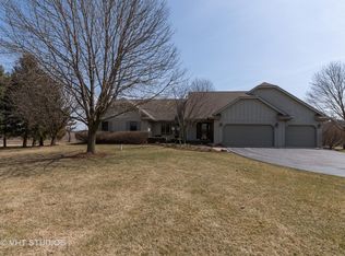 5N895 Beaver Ct, St Charles, IL 60175
