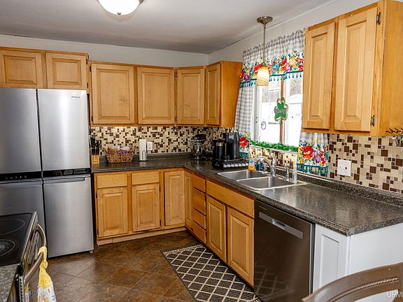 5th image of 125 Lawrence Ave