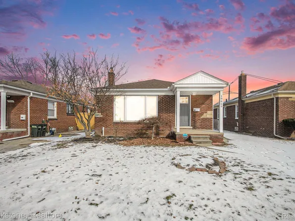 19669 Lochmoor St, Harper Woods, MI 48225