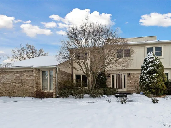 5965 Crestwood Dr, West Bloomfield, MI 48322