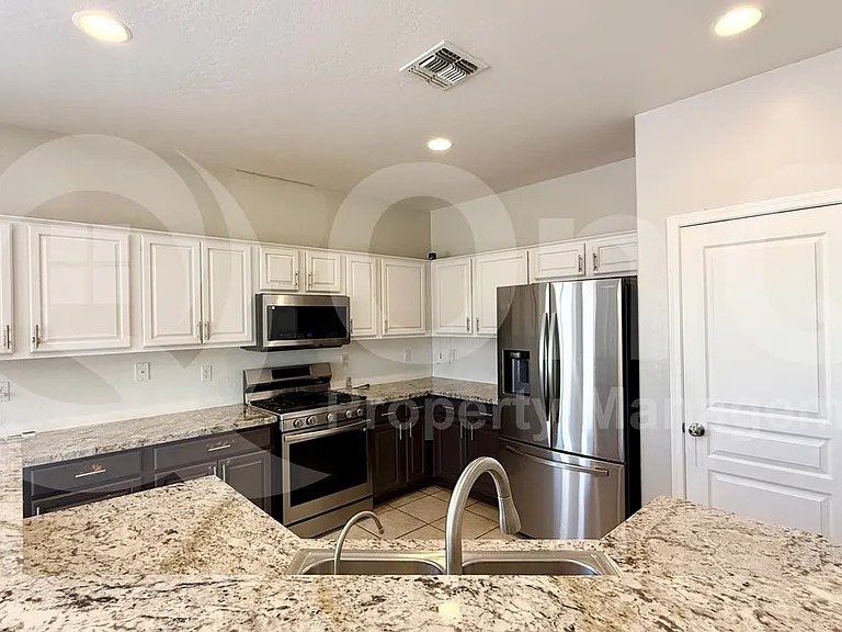 1674 E Aloe Pl — Photo 4