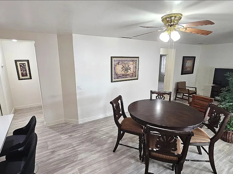 2907 S Elm St — Photo 12