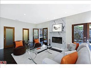 4th image of 2306 Holly Dr