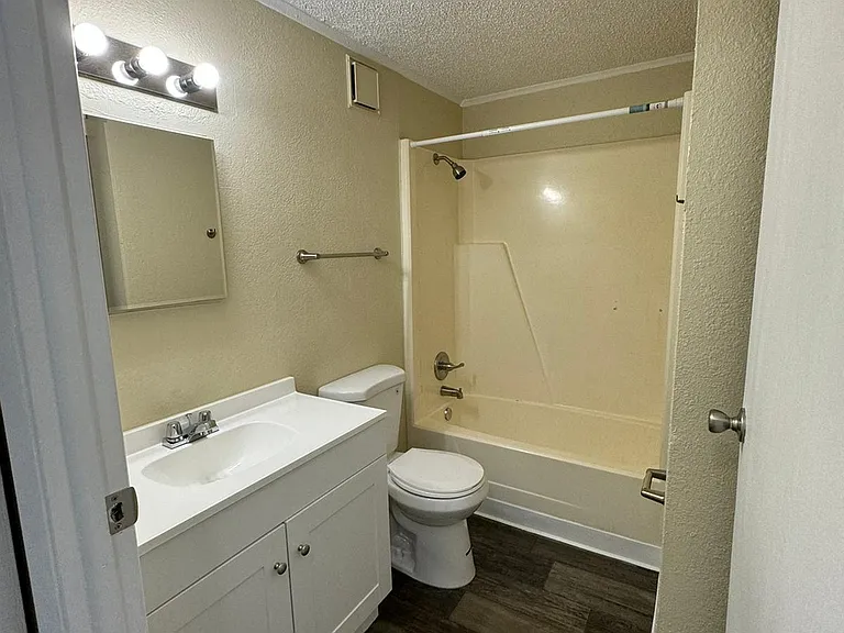 Meadowdale Apartments — Photo 19