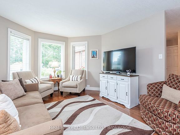 3rd image of 15 Neelands St