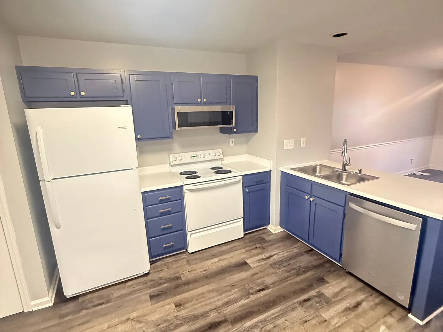 2 bed, 1.0 bath, 990 sqft, $1,350 — Photo 2