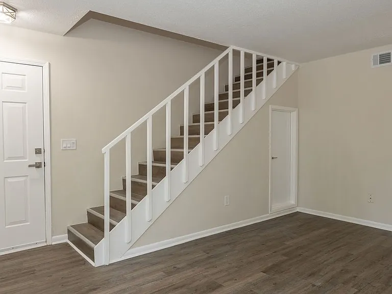 107 Hampton Dr — Photo 3
