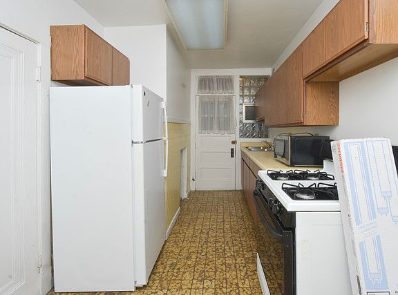 3rd image of 3615 N Paulina St APT 2C