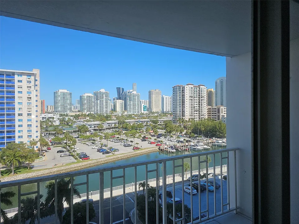 500 Bayview Dr #817