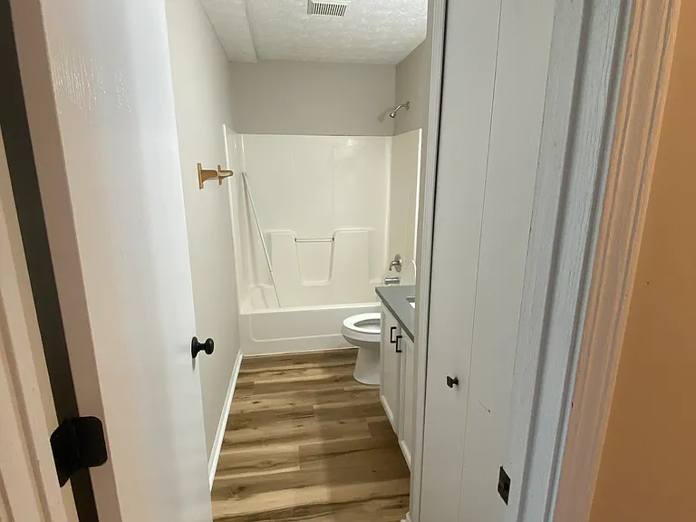Upstairs full bathroom