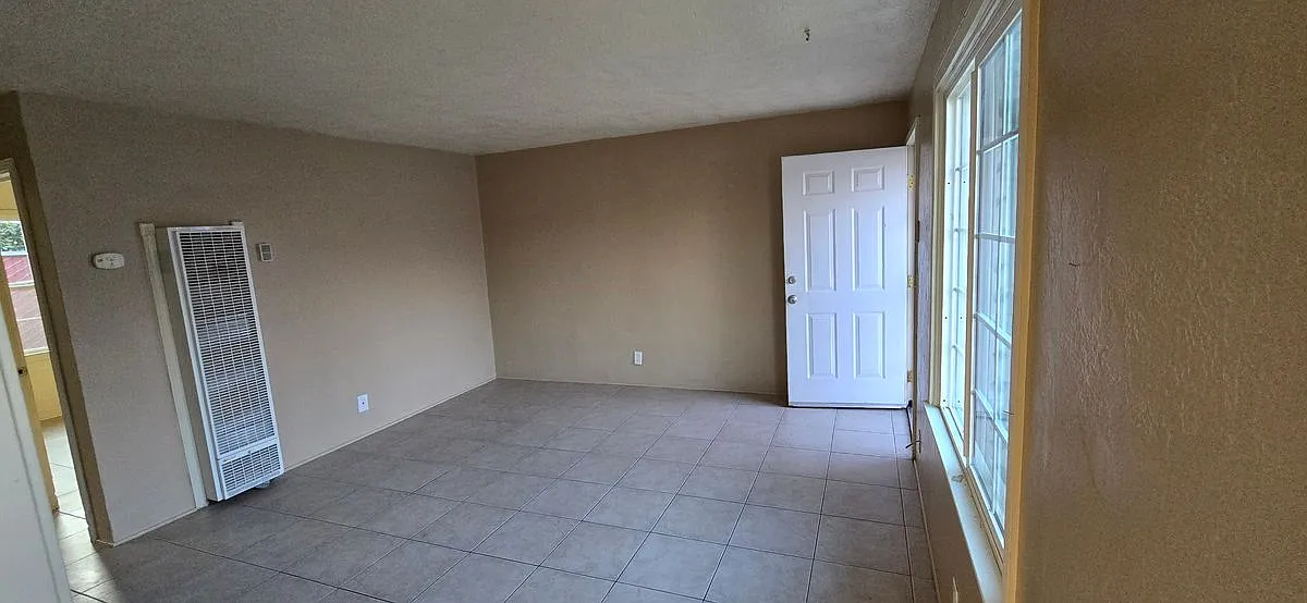 2 bed, 1.0 bath, 925 sqft, $1,400 — Photo 2