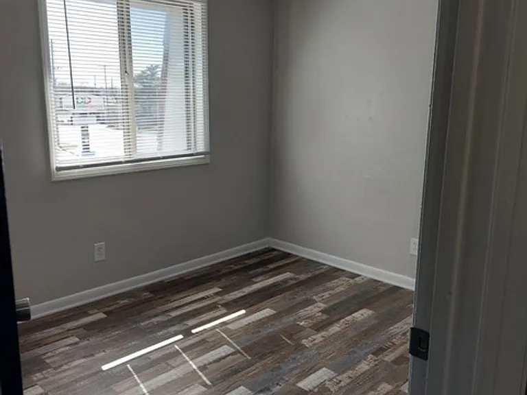 2250 S Oliver Ave — Photo 49