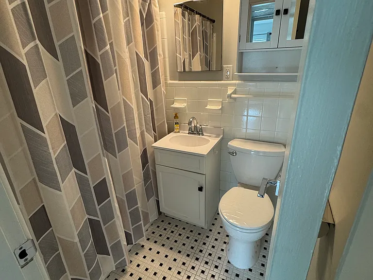 2155 Wood St #B6 — Photo 3