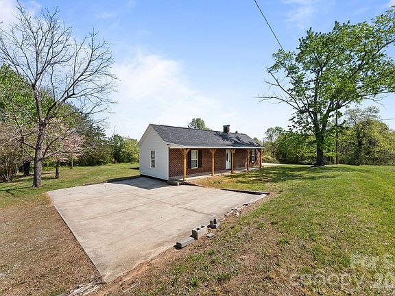 3rd image of 4665 Estes Dr