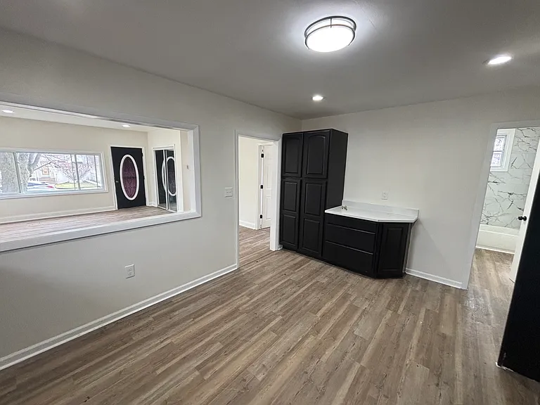 1368 Waite St — Photo 3