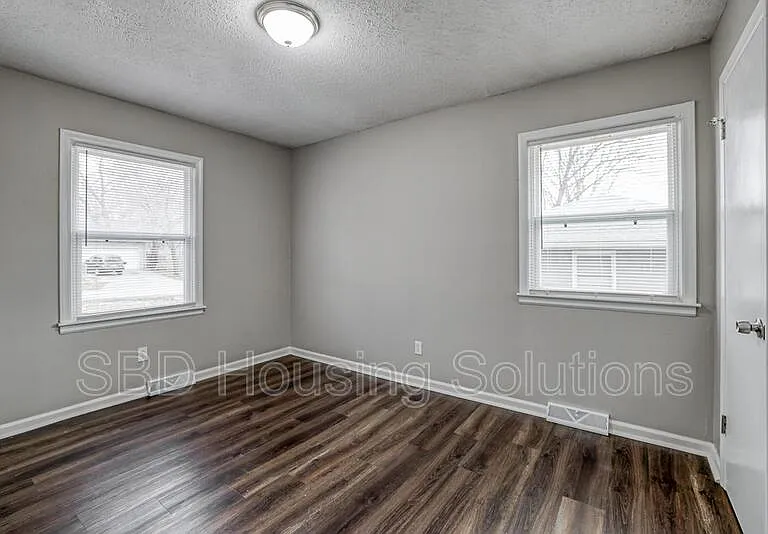 5311 NE 46th Ter — Photo 6