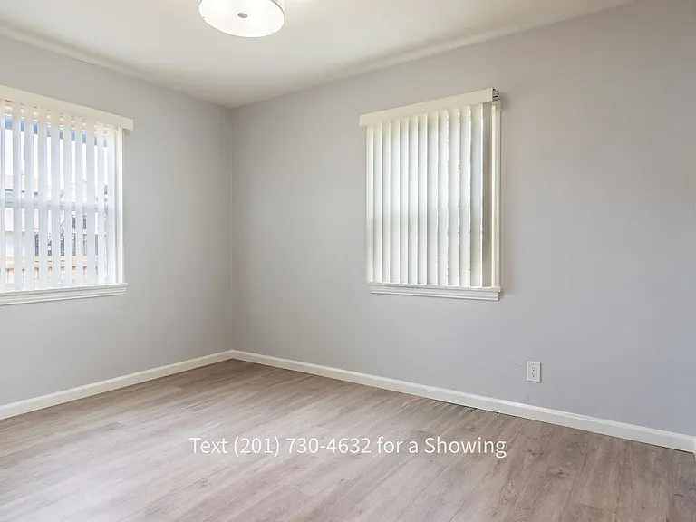 2 Bedroom, 1 Bath with Backyard & Washer/Dryer, Pets OK — Photo 10