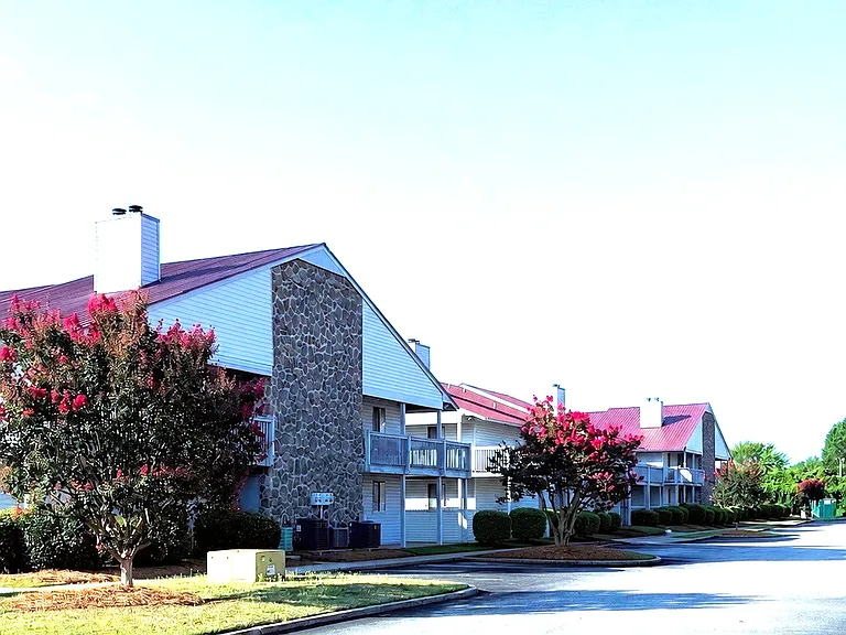 Stonehenge Apartments — Photo 2