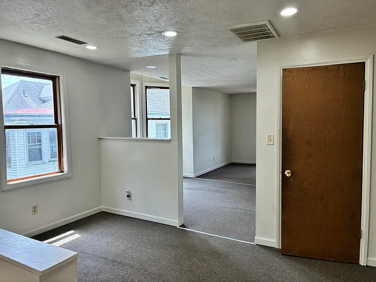 1024 N Ellis St — Photo 2