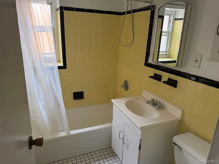 221 Middle Neck Rd #C1 — Photo 16