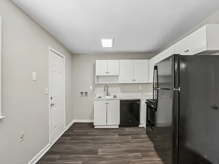 Brentwood Apartments — Photo 34