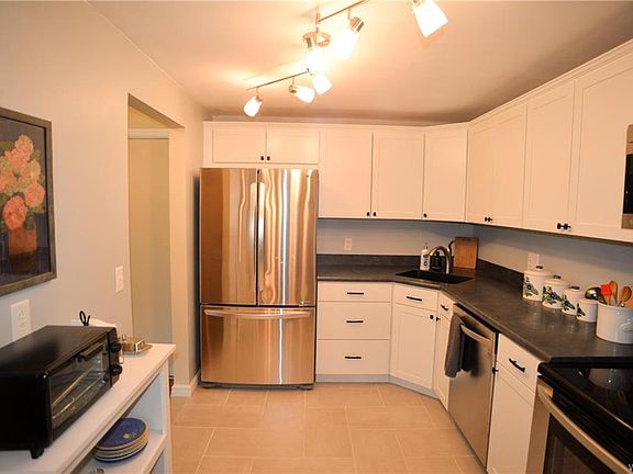 5th image of 40 Carriage Dr APT 3