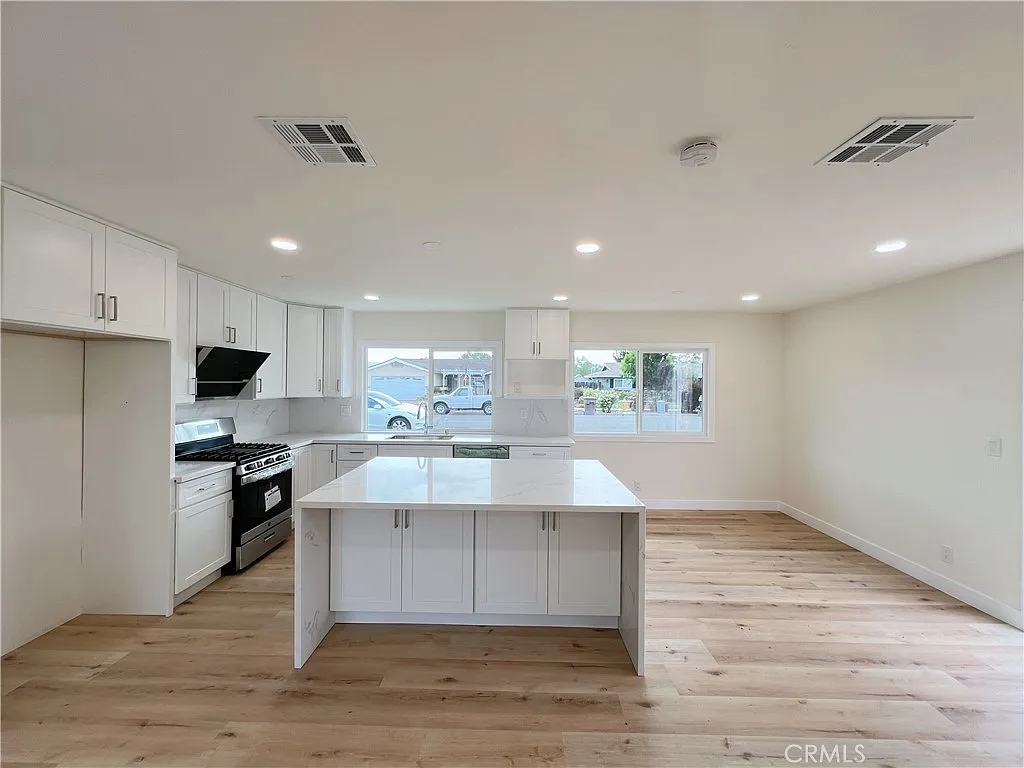 3 bed, 1255 sqft, $4,300 — Photo 2