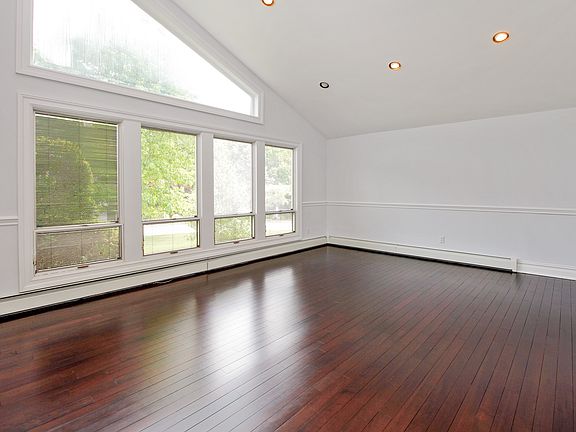 4th image of 10 Marbourne Dr