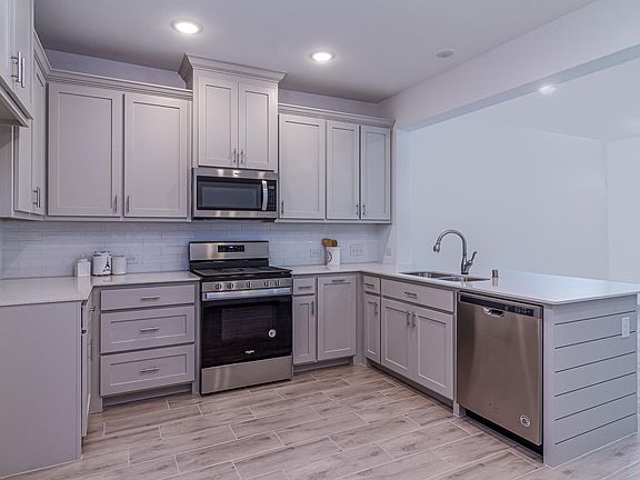 2nd image of 3921 Cresthill Dr