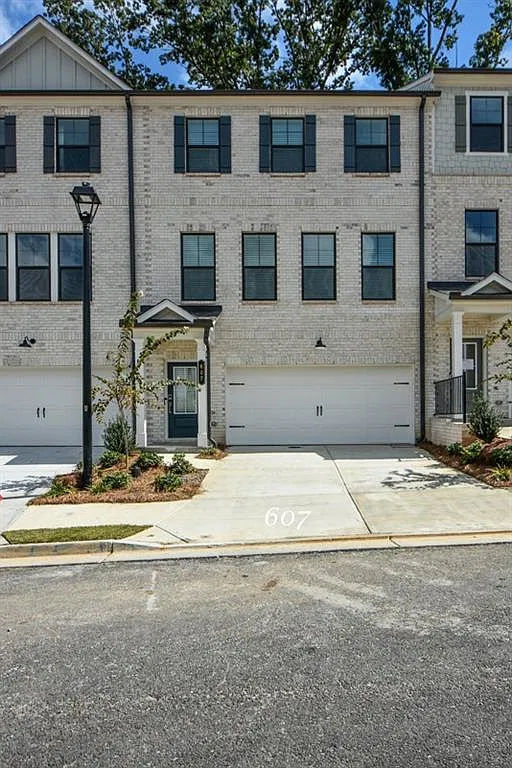 3 bed, 3.5 bath, 1967 sqft, $2,475 — Photo 2