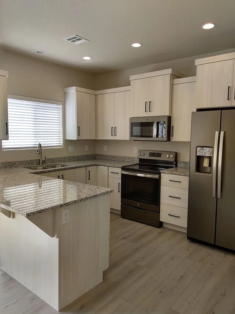 Looks Almost Brand New Townhome! In Fiddlers Canyon! — Photo 2