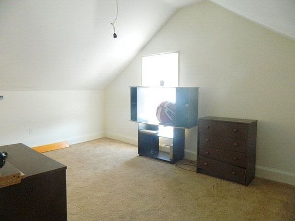 5th image of 418 W Poplar St
