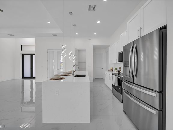 5th image of 139 SE 2nd Ave